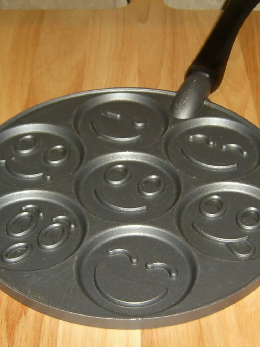 Cooks jcp Home Smiley Face Pancake Pan 7 Faces Non-Stick Griddle